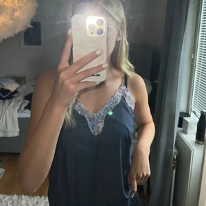 Glittrigt linne - Blå/grått linne med paljetter vid bröstet!! 