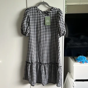 Rutig klänning  - Säljer min helt oanvända rutiga klänning från hm, då den ej kommer till användning! Fin och ha till sommaren💖 Köpare står för frakt 