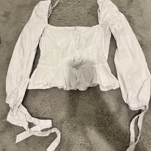 Blus strl xs - Superfin blus i strl xs, aldrig använd. Antingen från nelly eller missguided minns ej helt säkert. 