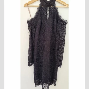 Svart klänning - Jättefint svart klänning men fin detalj och kvalitet🖤🌸 