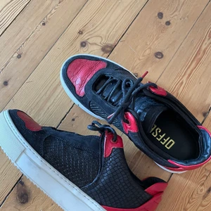 Coola sneakers i skinn! - Säljer dessa godingar från OFFSETBRAND pga kommer ej till användning.   Använt dem vid ett tillfälle och de är annars helt oanvända.  Nypris ca 1600 kr (online).
