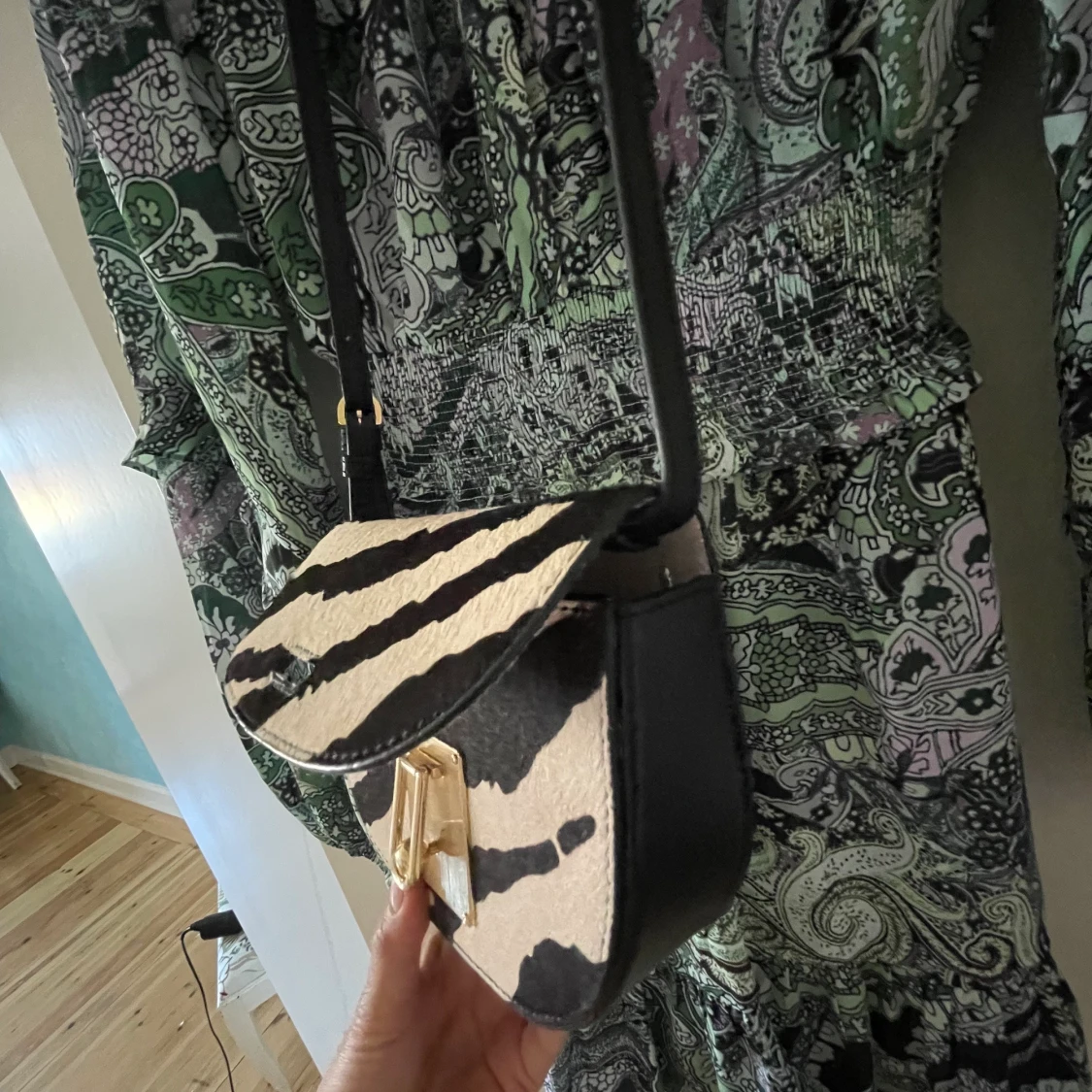 Supersnygg zebra-mönstrad skinnväska  - 90