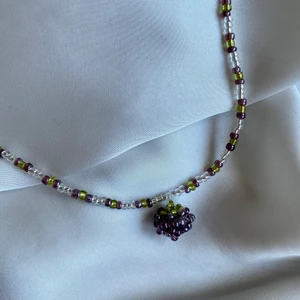 Pärlhalsband med björnbär  - Superfint pärlhalsband med björnbärsberlock! 💜 Både halsbandet och berlocken är handgjorda av oss. Frakt 13kr om du betalar med Swish! 🥰 