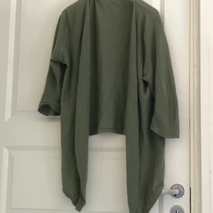 Forest Green Cardigen  - I found this at my local second hand and I originally bought it for 90 kr so im lowering the price to 55 kr including shipping. 🍃🪐🤍 The model in the picture is a size XS-S.