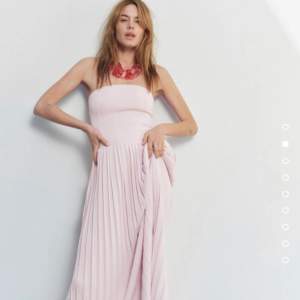 Superfin ljusrosa klänning med korsett i toppen och plisserad kjol. Sitter perfekt och är true to size. Helt nyköpt och aldrig använd. Lapp finns kvar! Köparen står för frakt. 