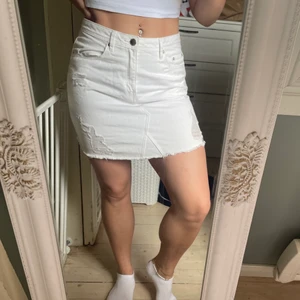 Vit jeanskjol - Endast testad. Dock inga lappar kvar. 