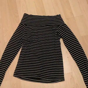 Randig tröja  - Använd vid få tillfällen, tröjan ska sitta så att man ser axlarna