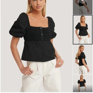 Svart top - Säljare denna jätte fina toppen från NA-KD x AFJ, använd fåtal gånger frakt tillkommer 