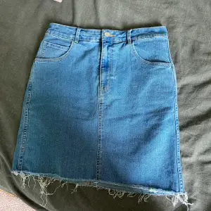 Säljer denna fina jeans kjol då den aldrig kommit till användning💕