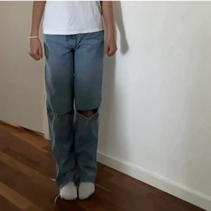 Jens - Säljer dessa 90’s High waisted jeans köparen står för frakt.