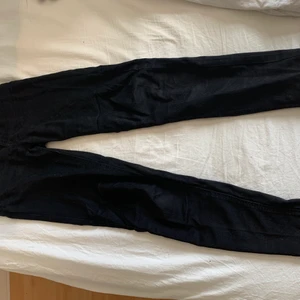 Svarta skinny jeans - Säljer ett par svarta Vila skinny jeans. Super sköna lite mjukare material. Använda några få gånger. Men i super skick utan skador!! 💕 Kan mötas upp i uppsala, skickas mot fraktkostnad!