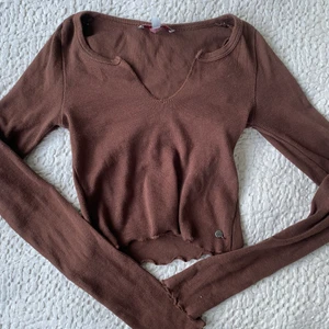 Brun Magtröja från Pull&Bear - Snygg magtröja från Pull&Bear som köptes för några år sedan, dock använt endast ett fåtal gånger. Inga defekter. Kan skicka fler bilder 💖