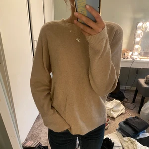 Stickad Carin Wester - En beige stickad tröja från Carin Wester, storlek S! Väl använd där av det billiga priset. Den är extremt mjuk o skön o älskar att den är så enkel att bara slänga över till vilken outfit som helst. Kan mötas upp i Stockholm eller så står köparen för frakt