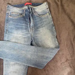Guess jeans som tyvärr inte kommer till användning. Använt endast ett fåtal gånger.. 