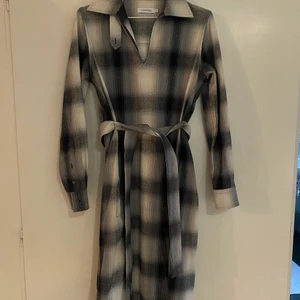 Calvin Klein klänning storlek 36 - Calvin Klein klänning köpt på hede fashion outlet. Normal i storleken. Tjockt material vilket är snyggt enligt mig. 