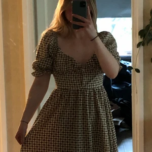 Klänning storlek S/M - Söt klänning i mycket fint skick. Aldrig använd. Plagget har ingen lapp inut men skulle uppskatta den till storlek S/M då det är min storlek och den passar mig helt ok. Köparen står för frakten på 29kr