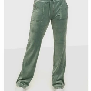 Söker ett par juicy couture - Söker ett par juicy couture byxor i xxs. La ut det förut men nån hann köpa det innan mig så lägger ut en gång till. Det kan vara typ vilken färg som helst och under 1000.skulle gärna vilja mötas up i Stockholm i sånnafall❤️❤️