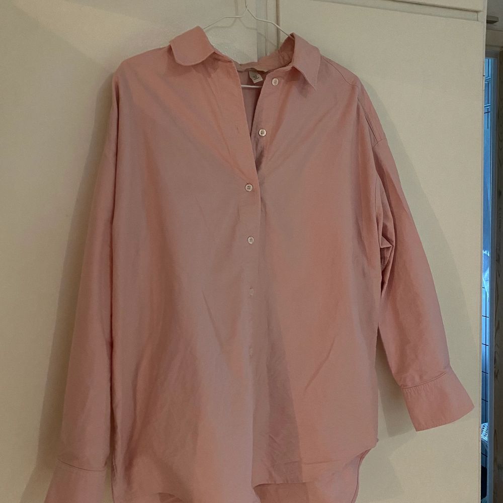 Rosa skjorta från H&M i storlek M. Använd en gång. . Skjortor.