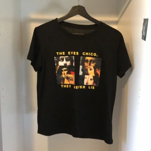 T-shirt  - ”The eyes chico they never lie” Storlek står inte men sitter som en S