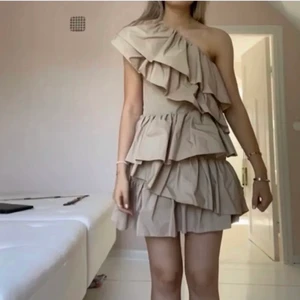 Hm exclusive klämning - Finaste klänningen från hm exclusive! Köptes för 3 år sedan och finns ej kvar att köpa. Originalpris var 1300kr💕 älskar verkligen denna men använder aldrig!