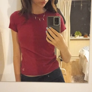 Röd t-shirt  - Röd t-shirt från Benetton. Knappt använd. Möta upp i sthlm🌸💫