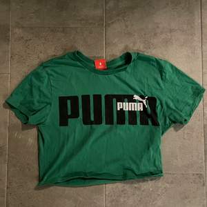 Grön Puma-T-shirt som tyvärr blivit ganska sliten i sömmarna då jag själv sytt in den i omkrets och i längden, den har därmed tappat stretch vid sömmarna, men annars väldigt snygg!😎