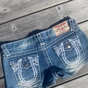 True Religion Shorts!!! - Skit feta lågmidjade shorts till sommaren! Det står att de är w30 men skulle säga att de är mer som en typ xs eller en liten s. Midjemåttet tvärsöver är 39 cm och runt om är 78-80 cm  Köparen står för frakten!  Köp direkt för 450 exklusive frakt💖