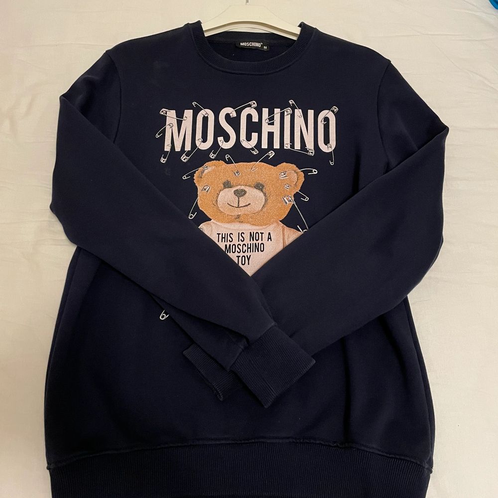 Marinblå Moschino tröja - Tröjor & Koftor | Plick Second Hand