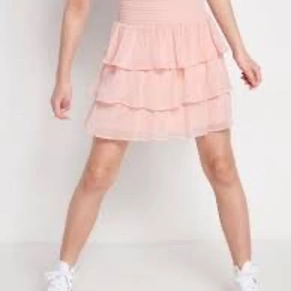 Säljer denna rosa volang kjol från lindex! Storlek 146/152 barn storlek men passar mej som är en xs och cirka 163cm💓. Kjolar.