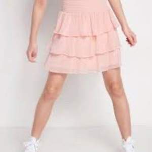 Säljer denna rosa volang kjol från lindex! Storlek 146/152 barn storlek men passar mej som är en xs och cirka 163cm💓
