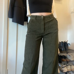 Gröna Manchesterbyxor - Fina gröna manchesterbyxor från pieces i storlek M. Säljer då de inte kommer till användning. Fint skick & sitter bra på mig som är 170 och normalt s-m. Kan mötas upp i sthlm annars står du för frakten