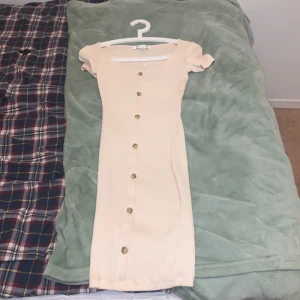 Klänning - En jätte fin beige klänning använd 1 gång 
