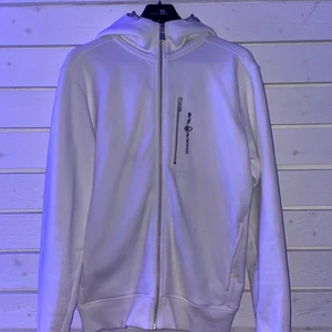 Sailracing zip hoodie - Säljer nu min knappt använda Sailracing hoodie storlek L. Endast använd ett fåtal gånger. Köpte på debut i Karlstad för nypris för 1300kr men har ej kvitto kvar. Priset går att diskuteras.