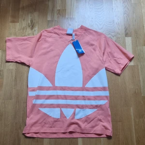 Rosa Adidas Tshirt - Rosa Adidas Tshirt den är XS men väldigt oversized så typ en M