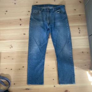 Levis 505 - Snygga Levis 505 i blå färg, storlek 40/32 men är små i storleken