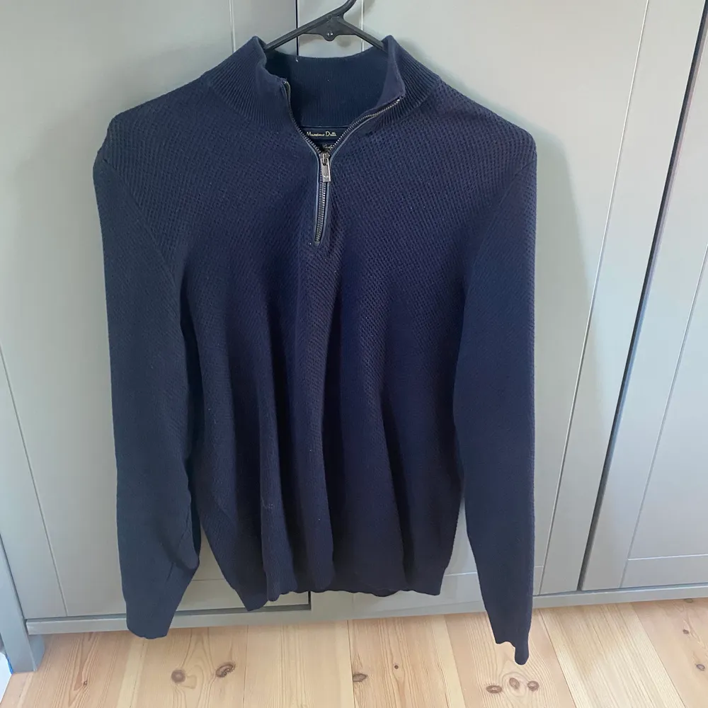 Stickad halfzip tröja från Massimo dutti i utmärkt skick, marinblå i storlek S. Stickat.