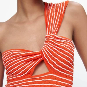 Zara topp - Supersöt sommartopp den zara! Den är i storlek s men stretchig! Säljer pga att det inte var min stil!