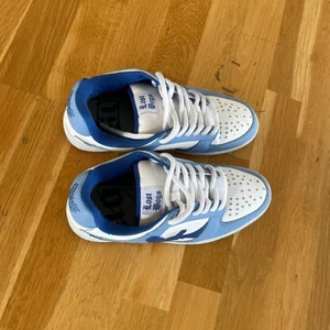 Lost Boys skor strlk 42,5 och 43 - Säljer dessa billigt jämfört med andra pris på sådana skor. Dom är använda 4 ggr, köpte dom i julas och det började snöa så la undan dom och glömde bort att jag hade dom och nu är dom för små. Om man letar efter såna skor så hittar man slitna för 1600kr