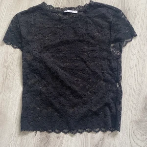 Zara topp i M - En genomskinlig spets top i storlek M men den passar även en smal.   Pris can diskuteras 