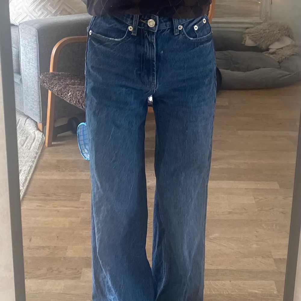 Säljer dessa otroligt snygga jeans från Zara då de tyvärr inte passar mig. De är i jättebra skick💛  Jag är 160 cm och de är för långa för mig, så de skulle nog passa någon längre. Midjan och rumpan sitter lite tajt medan benen är baggy 💙. Jeans & Byxor.