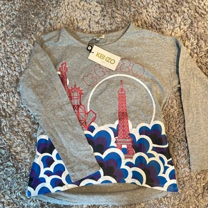 Kenzo tröja  - Säljer denna kenzo  tröja med tryck, då den inte kommer till användning. Jag har aldrig använt den. Kan tänka mig sänka priset, vi kan dela på frakten💗