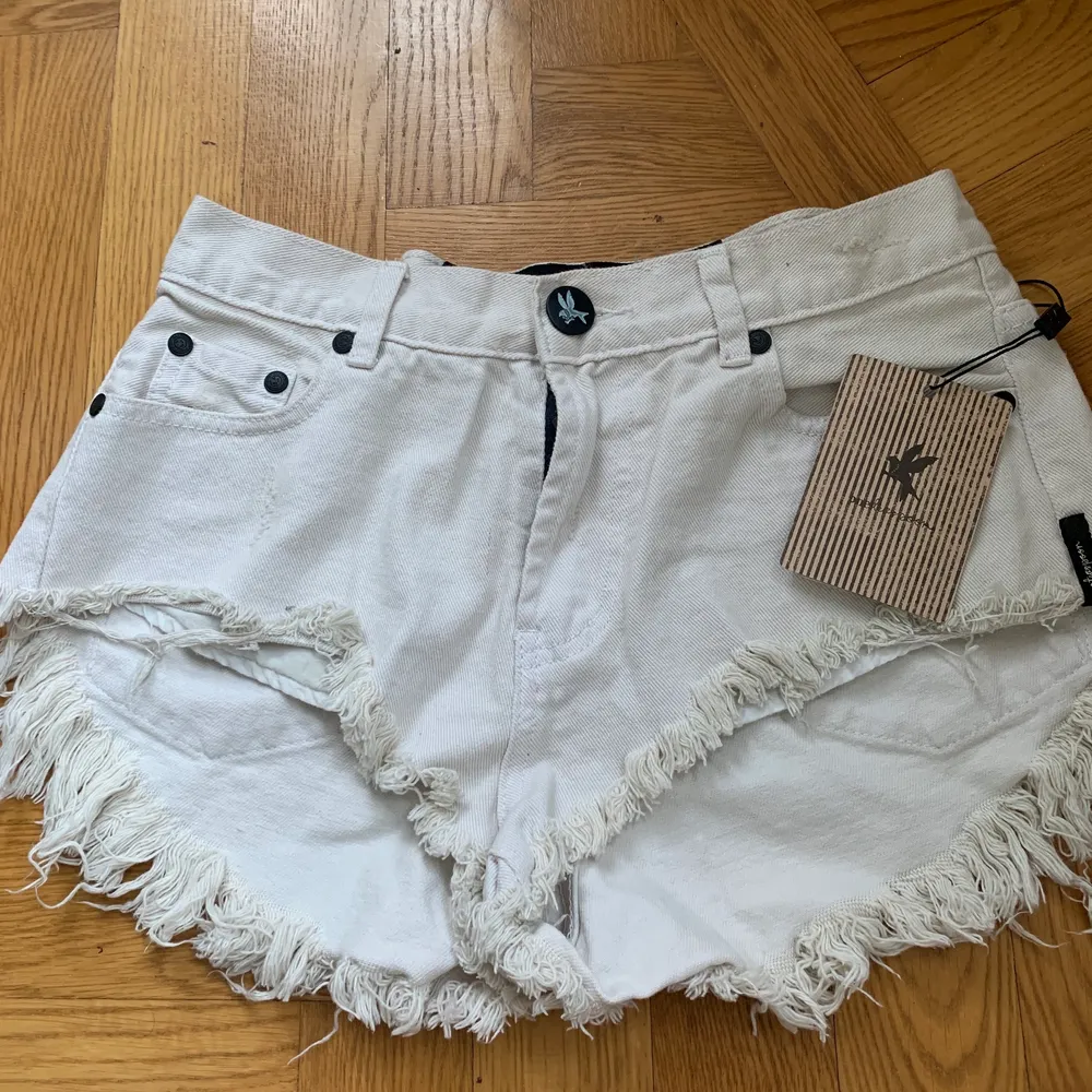 Denim Vita shorts från One Teaspoon. Helt ny med prislappen kvar. Super trendigt för sommar. Storlek: 8 (EUR 34). Nypris: 250kr. Shorts.