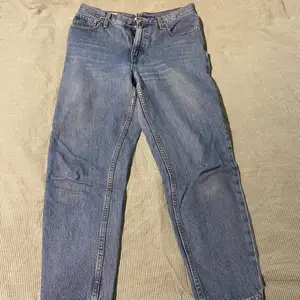 Ett par blåa Mom Jeans från Levi's i storlek 29. Använt skick, men inget som egentligen syns när de används - lite slitna på insida lår, men inte så mycket att de kommer gå hål!