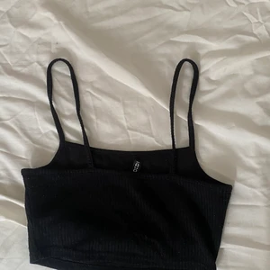 Linne - Säljer detta super fina linne då de inte längre passar mig. Köpt från hm i storlek S. Använt ett par gånger så de har små nopprar på sig men de kan man bara ta bort:) nypris är 150kr men eftersom de är i lite dåligt skick så säljer jag den för 35kr. Köparen står för frakt eller så kan vi mötas upp🤍🤍