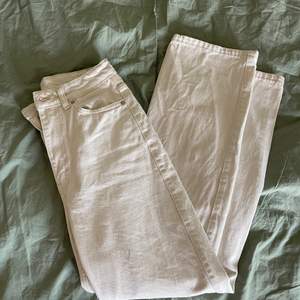 Vita jeans från weekday, dom är sällan använda och har inga fläckar💗 jag är 160cm lång