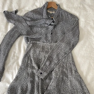 Skjorta med kjol - Kan säljas separat men finare tillsammans då ser det ut som en klänning. Riktigt snygg 100% silk michael kors. Färgen i skjortan har ändrats någon aning men man kan knappt se det när den är på. Petite stil