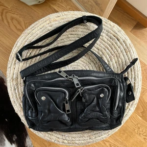 Nunoo Väska  - Crossbody väska från Nunoo, aldrig använd, perfekt skick! 100% läder. 