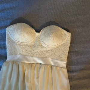 Dress - Beautiful strapless dress. White/light beige. Size M. Worn once #dress #mekko #juhlamekko #bikbok