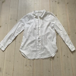 Skjorta - Fin vit skjorta ifrån HM, mycket använd men inget som syns  Frakt tillkommer