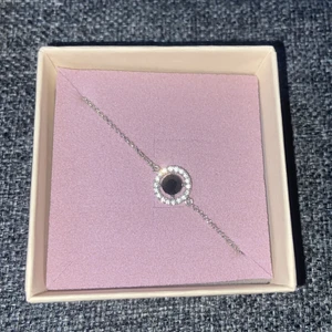 Lily and Rose armband - Säljer ett nytt lily and rosé armband med svart Sten då jag inte använder smycken. Den är helt orörd.